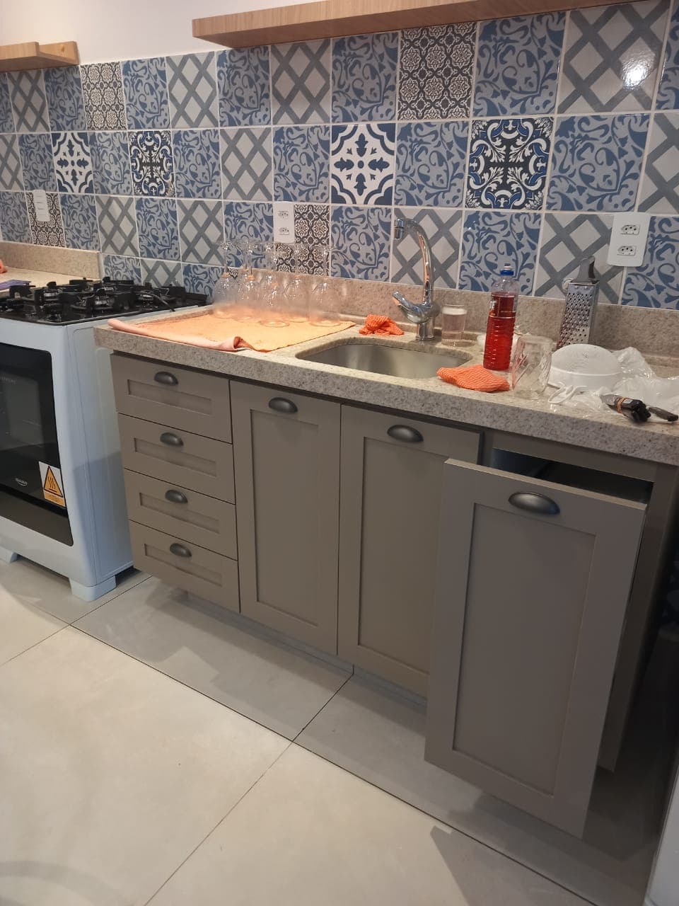 Cozinha da Casa Ipê Rosa com azulejo português azul e branco