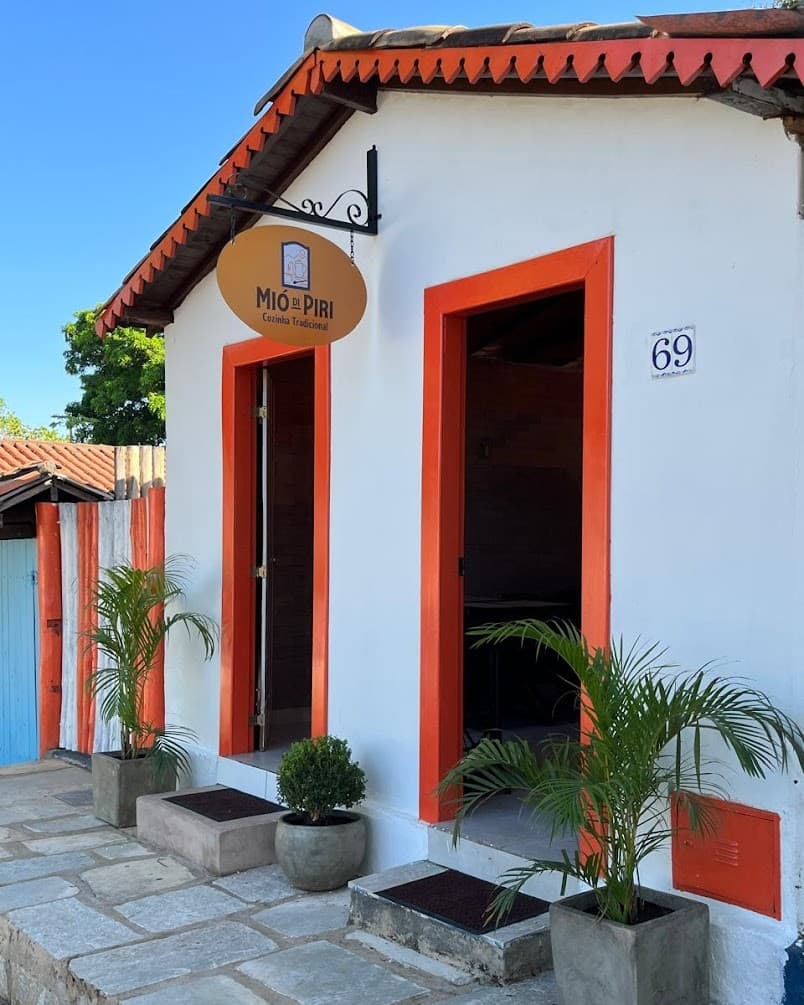 Casario colonial branco com portas em laranja no centro histórico de Pirenópolis